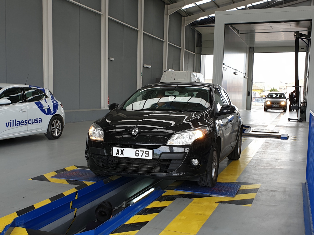 Renault Megane has suspension and underbody checked as part of Spanish ITV import test Renault Megane during import test